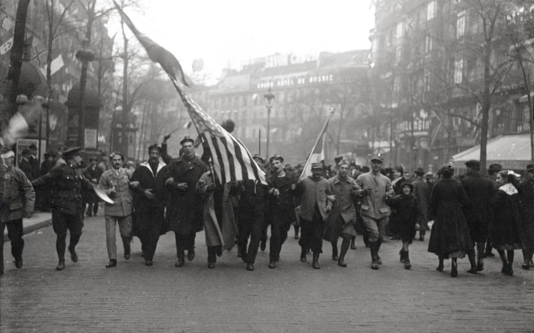 Liesse sur les boulevards parisiens en novembre 1918